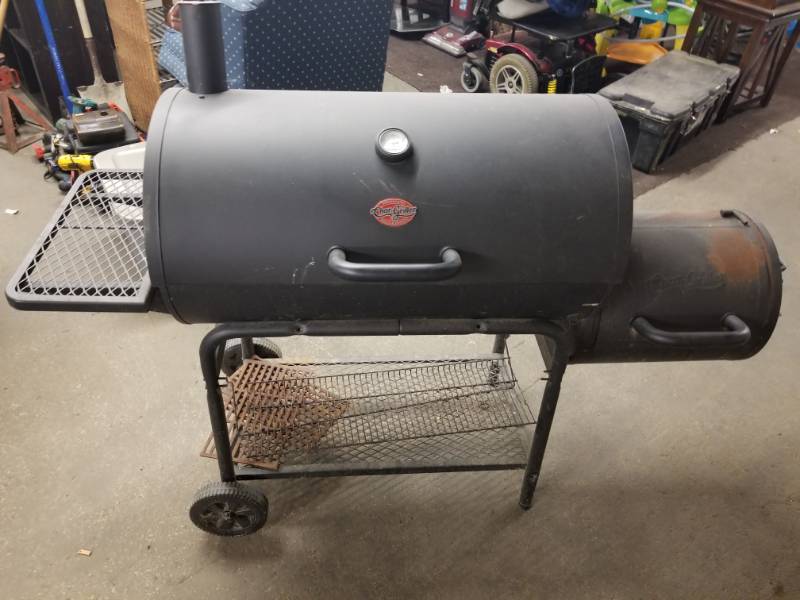lot 2113 image: Chargriller Charcoal Grill