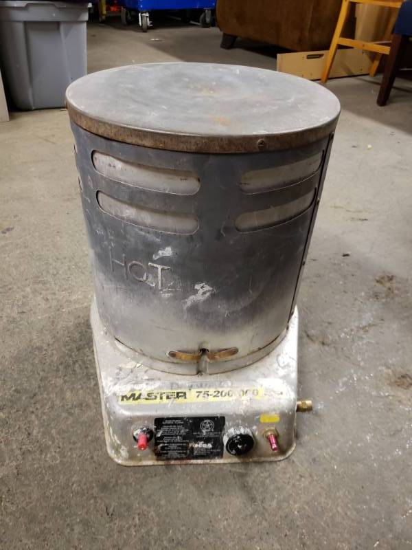lot 3005 image: Master 75,000 BTU Heater