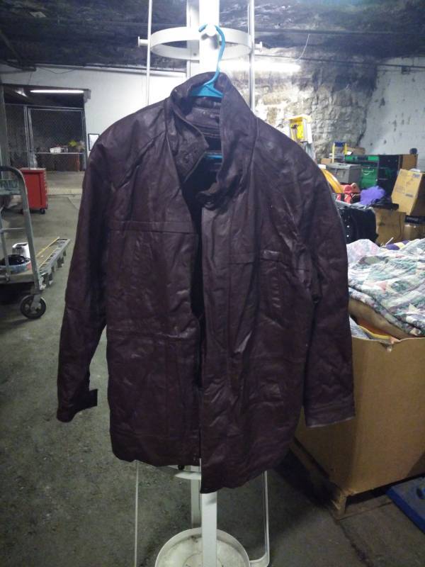 lot 1236 image: Cougar Leather Jacket Size L