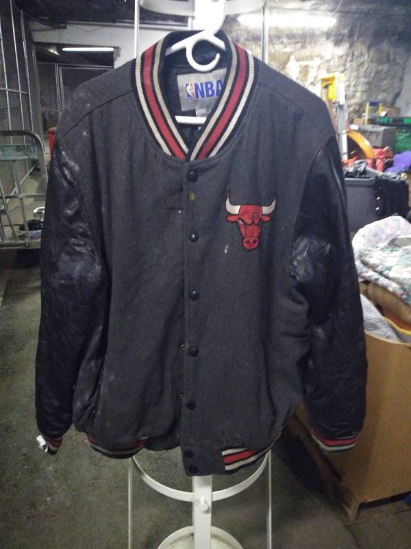 lot 1237 image: Chicago Bulls Jacket Size XL