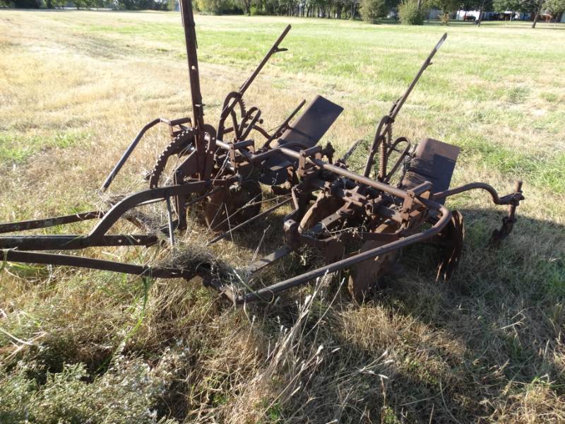 lot 2908 image: Old metal farm implement- Pull behind disk