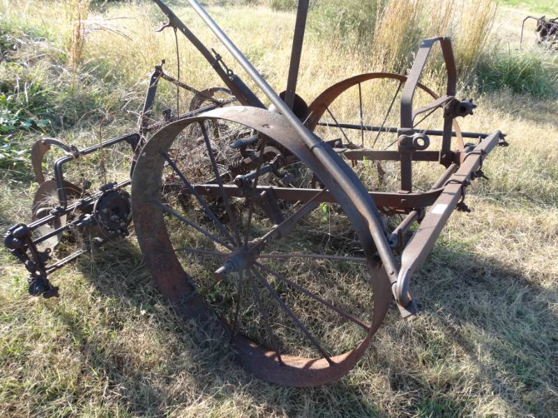 lot 2909 image: Antique metal wheel farm implement