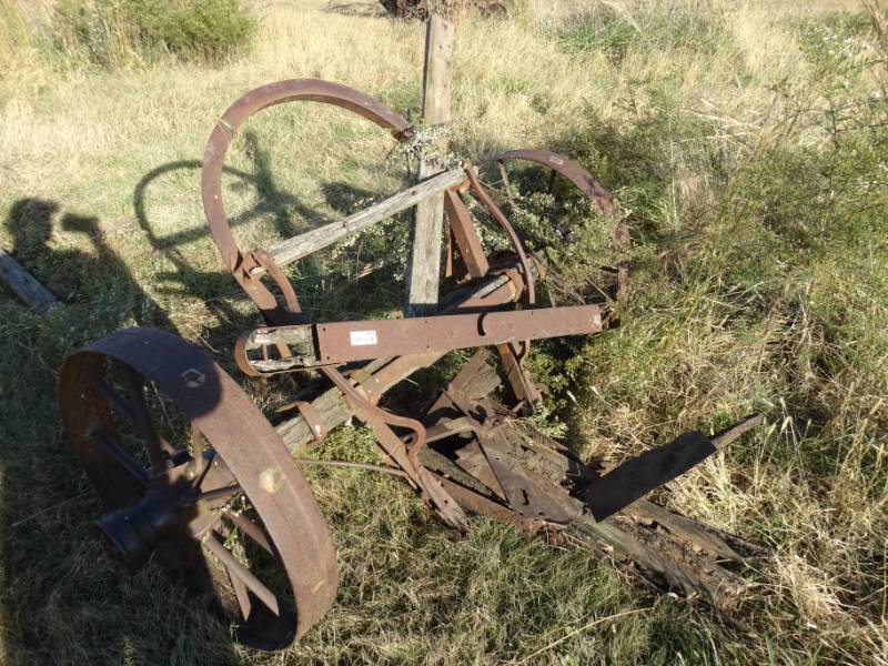 lot 2910 image: Antique metal wheel farm implement