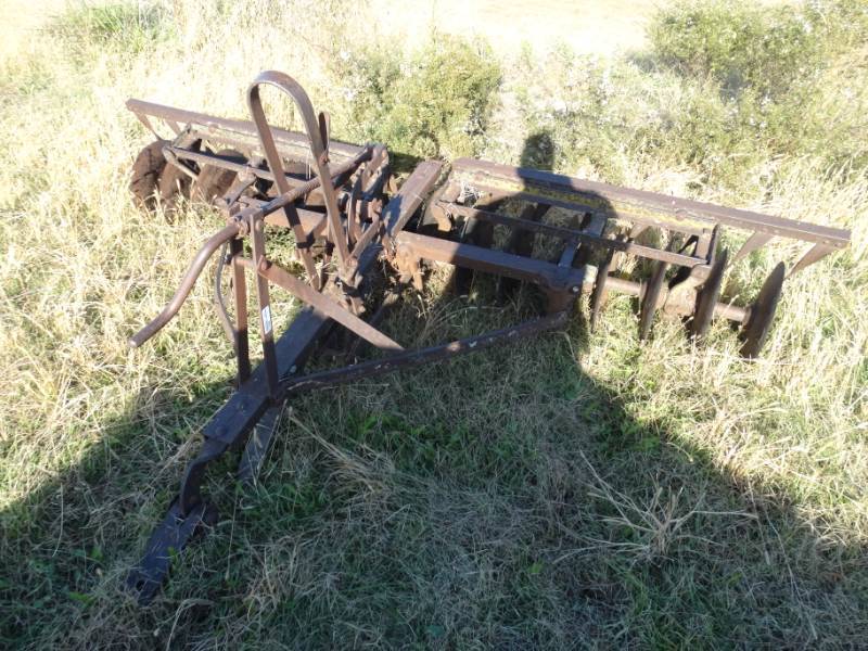 lot 2911 image: Old metal farm implement- Pull behind disk