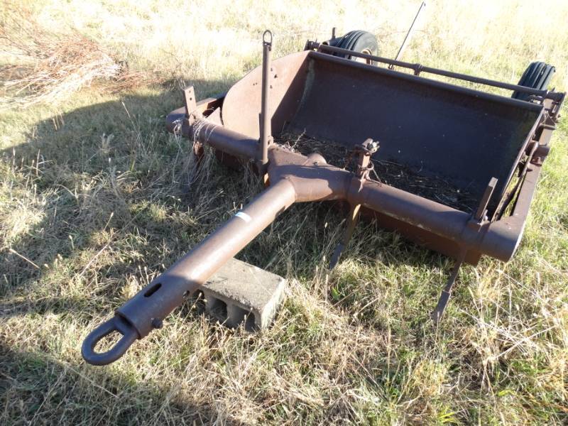 lot 2914 image: Pull behind scraper farm implement