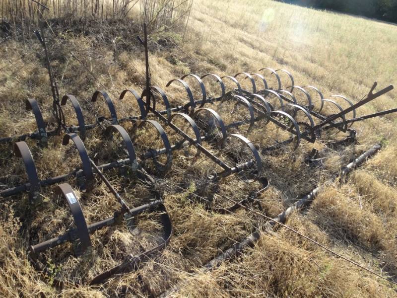 lot 2916 image: Pull behind farm implement- spring tooth