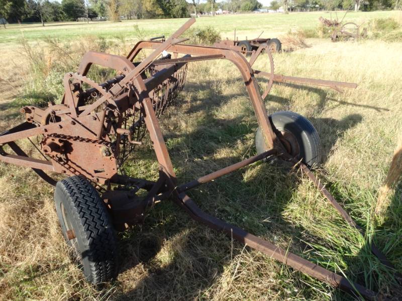 lot 2918 image: Old metal wheel farm implement- Pull behind hay rake