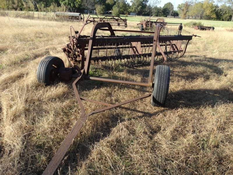 lot 2919 image: Pull behind farm implement- hay rake