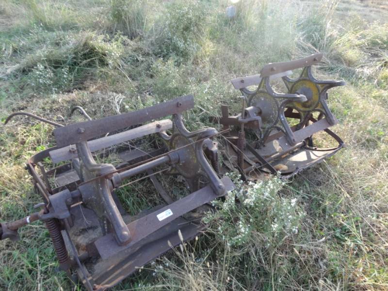 lot 2924 image: Old metal farm implement-