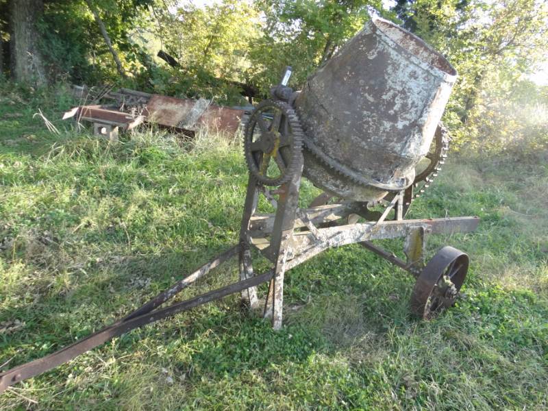 lot 2927 image: Metal wheel pull behind cement mixer