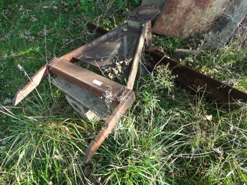 lot 2928 image: Pull behind swivel blade implement