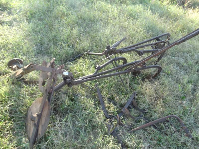 lot 2929 image: Various old metal implement parts