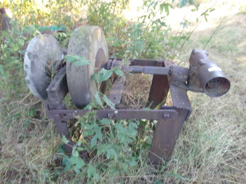 lot 2932 image: Old grinding wheels & stand