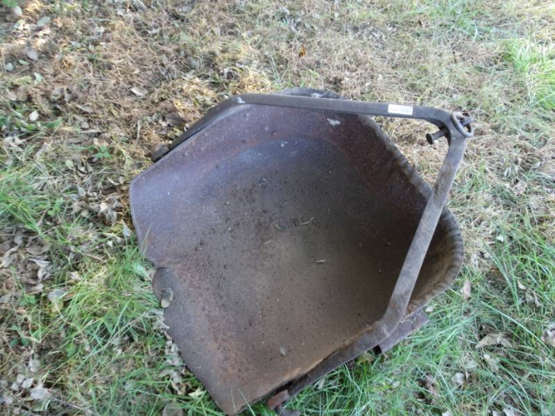 lot 2934 image: Tractor implement scoop