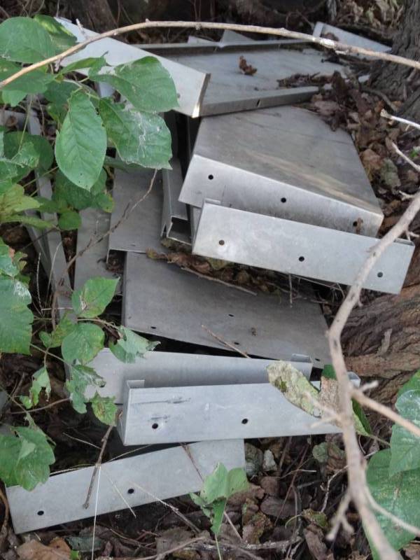 lot 2945 image: Snow fence metal drums misc metal