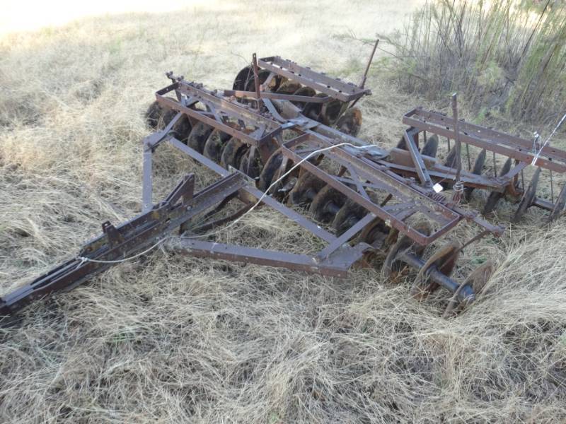 lot 2947 image: Old metal farm implement- Pull behind disk