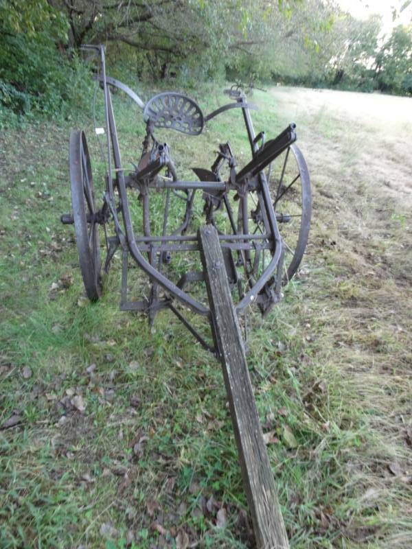 lot 2950 image: Old metal wheel farm implement- horse drawn plow