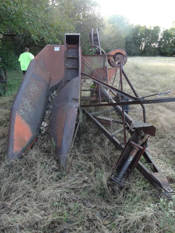 lot 2952 image: Pull behind farm implement- Case corn picker