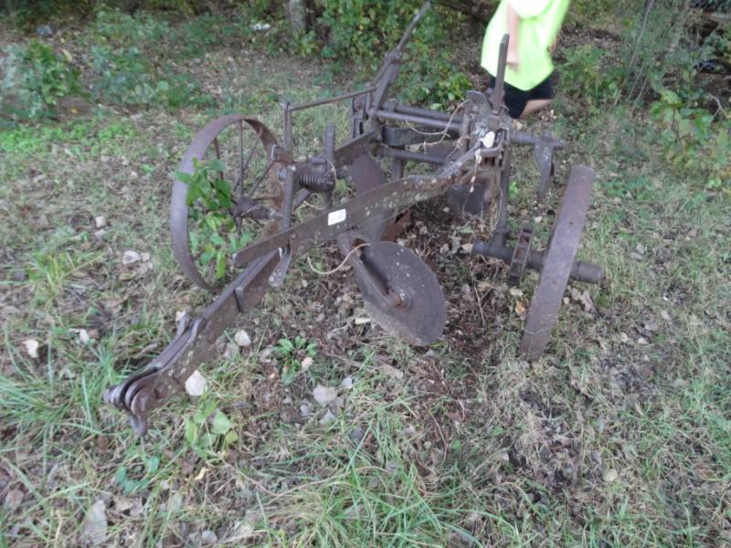 lot 2953 image: Old metal wheel farm implement- pull behind plow