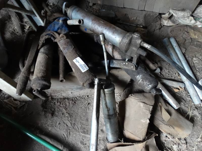 lot 2969 image: Assorted grease guns