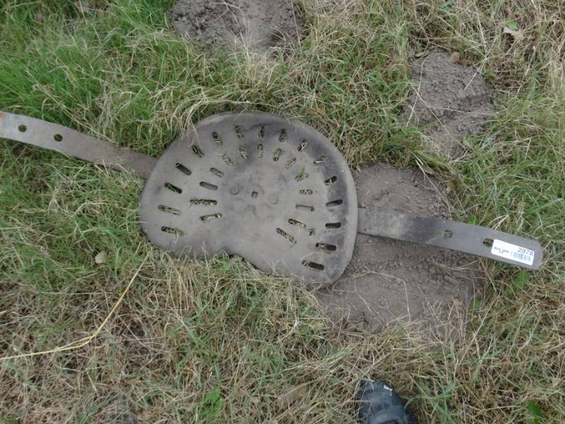 lot 2978 image: Old metal tractor seat