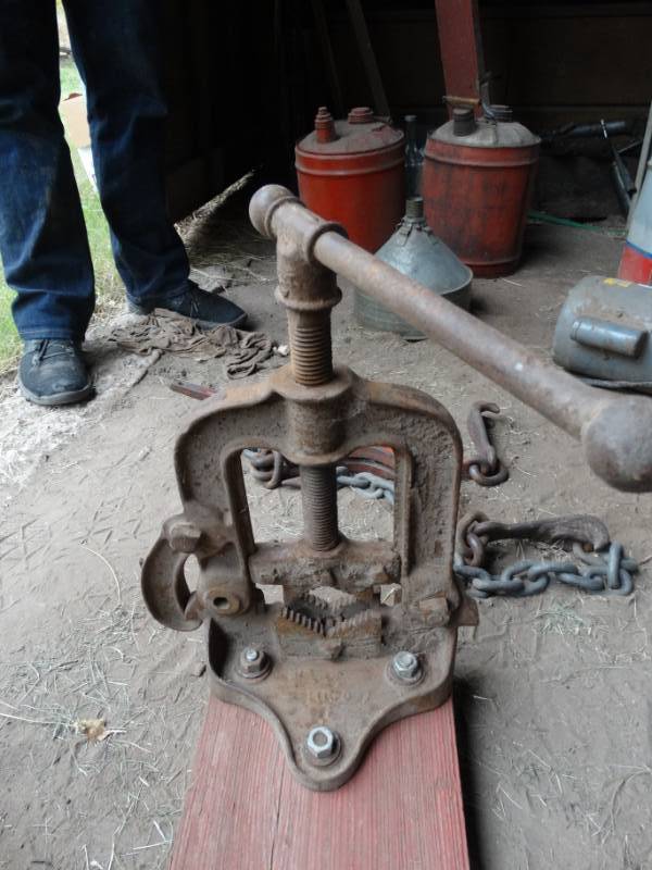 lot 2987 image: Metal pipe vise
