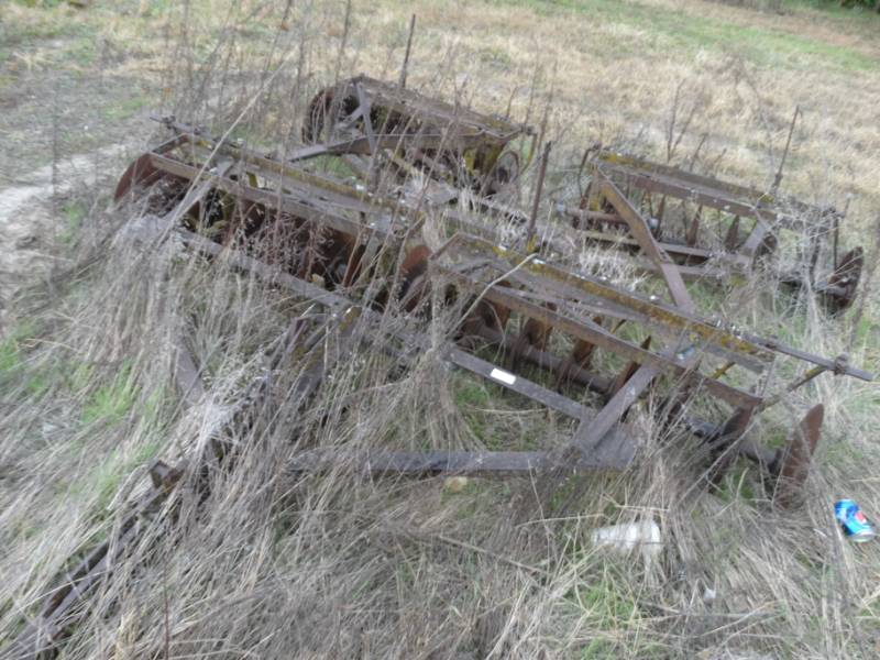 lot 2993 image: Old metal farm implement- Pull behind disk