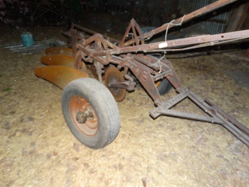lot 7932 image: Pull behind farm implement- 3 bottom plow