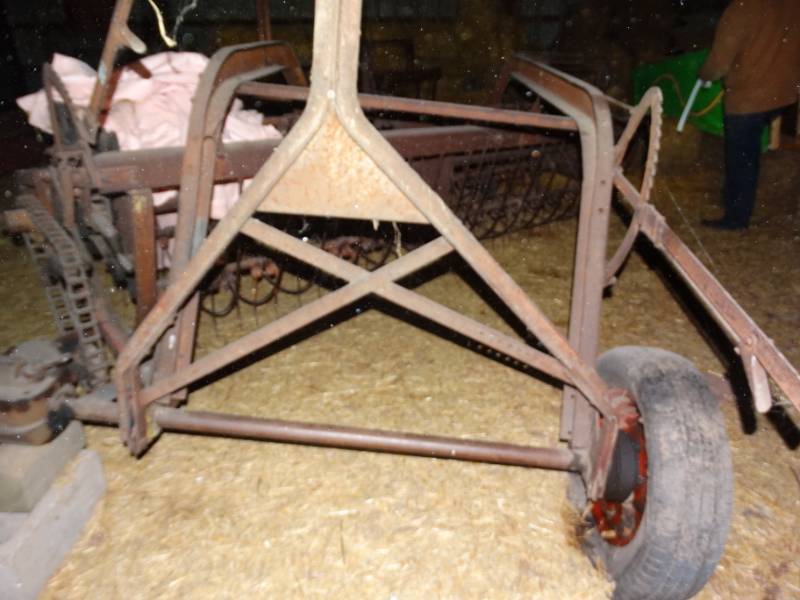 lot 7933 image: Pull behind farm implement- hay rake