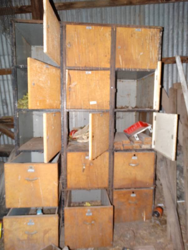 lot 7940 image: Locker unit w contents