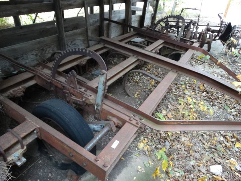 lot 7957 image: Pull behind farm implement-