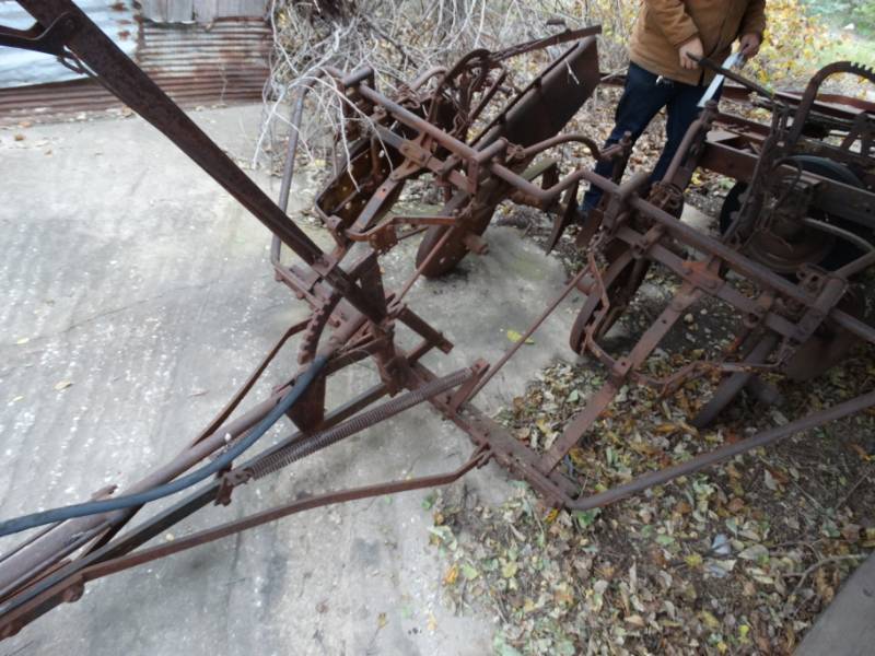 lot 7958 image: Pull behind farm implement-
