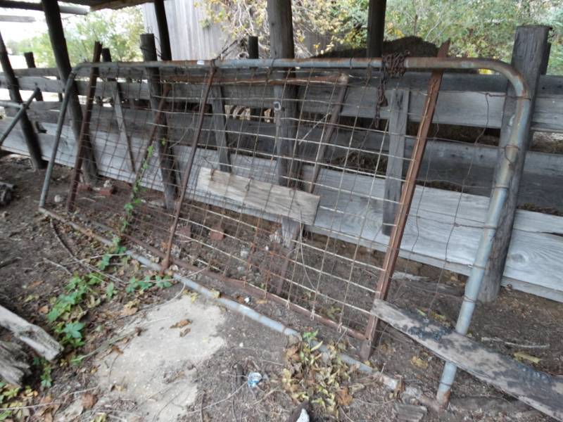 lot 7960 image: 2 farm gates
