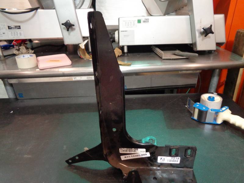 lot 1218 image: Bracket Support Assembly Hood R.H. Unknown Make And Model
