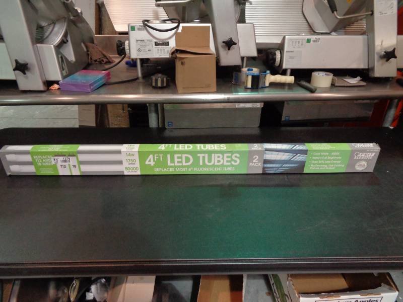 lot 1376 image: 4 Led Tubes 2 Pack