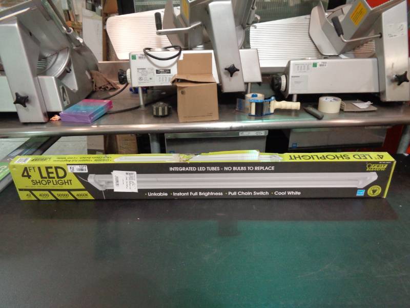 lot 1377 image: 4 LED Shop Light