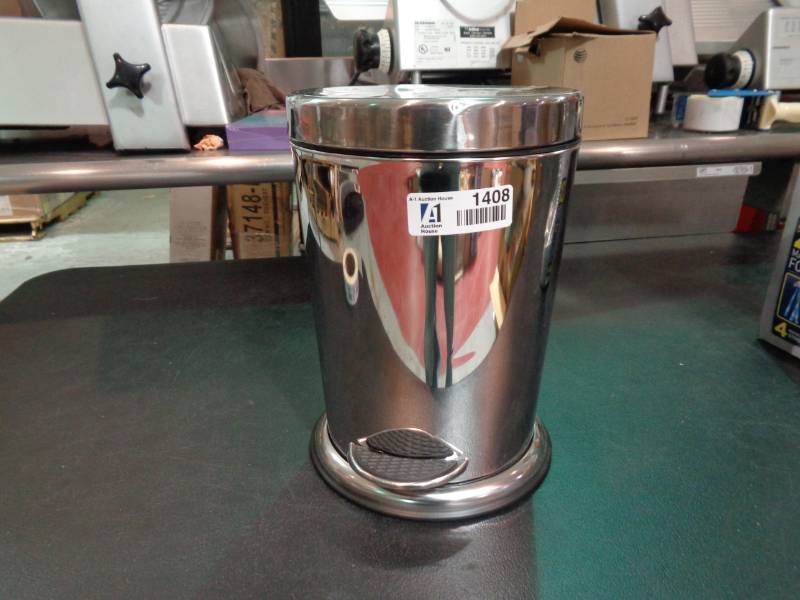 lot 1408 image: Small Trash Can