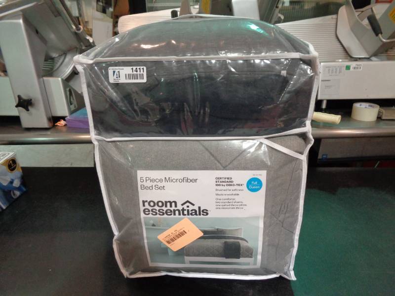 lot 1411 image: Room Essentials 5 Piece Microfiber Bed Set