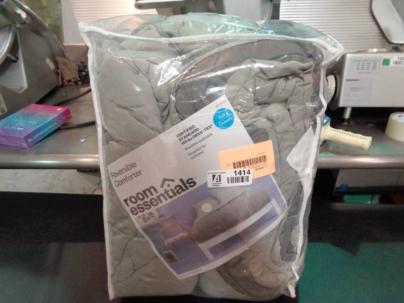 lot 1414 image: Room Essentials FullQueen Reversible Comforter
