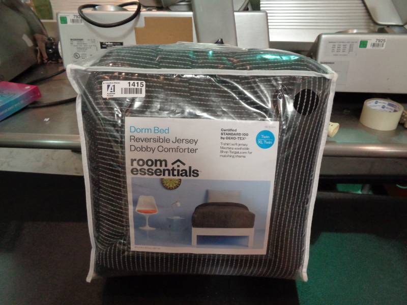 lot 1415 image: Room Essentials Reversible Jersey Dobby Comforter