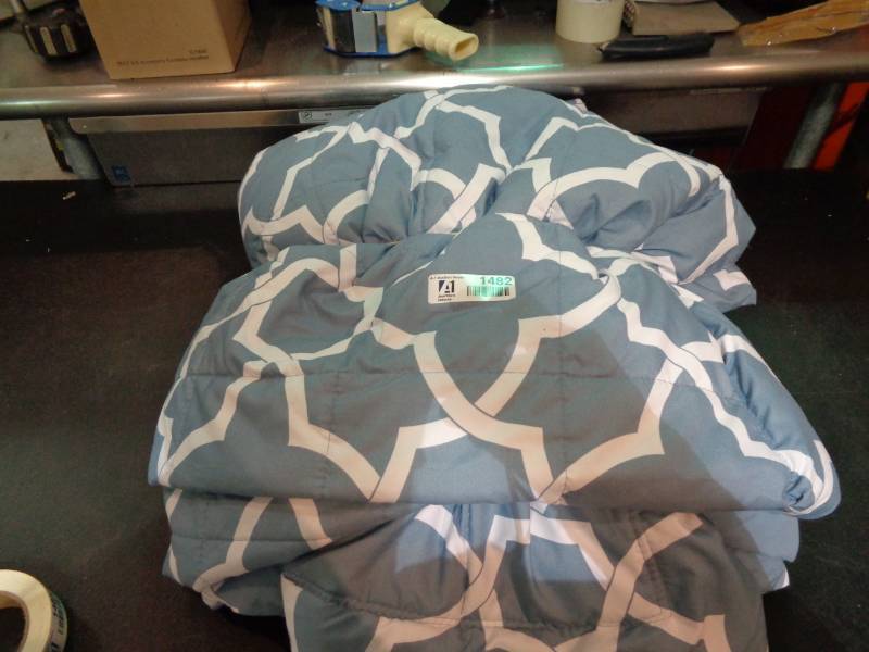 lot 1482 image: Queen Comforter