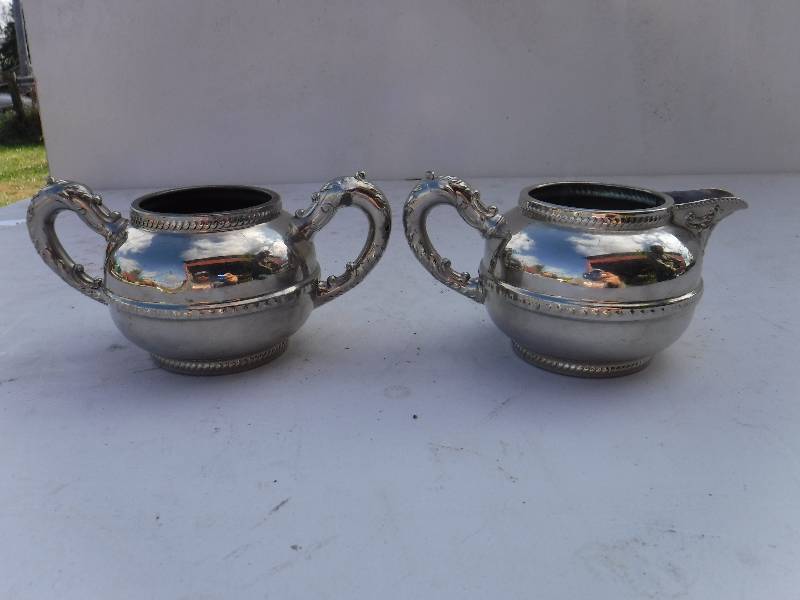 lot 6772 image: Vintage cream and sugar