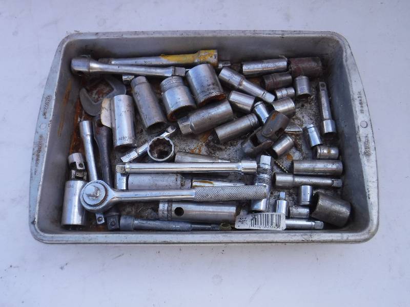 lot 6777 image: Mixed lot of sockets in a Wilton cake pan
