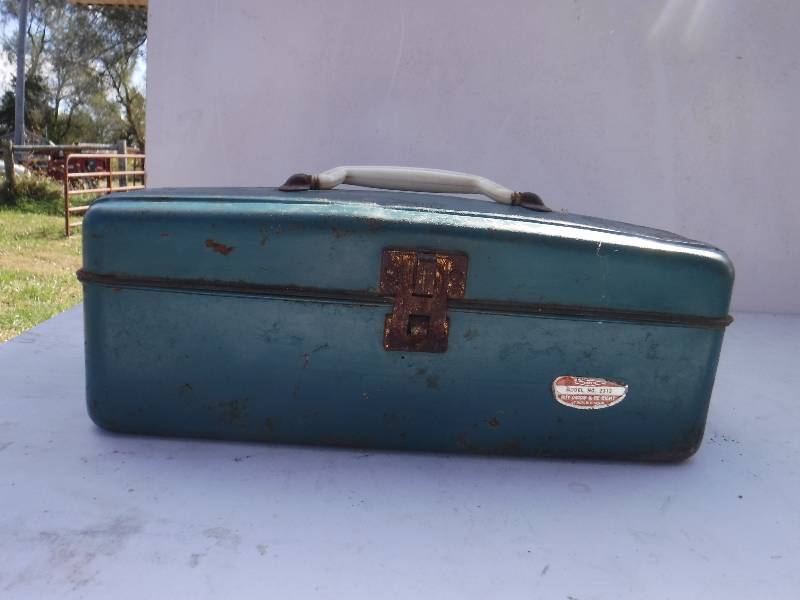 lot 6780 image: Vintage metal tackle box with some tackle