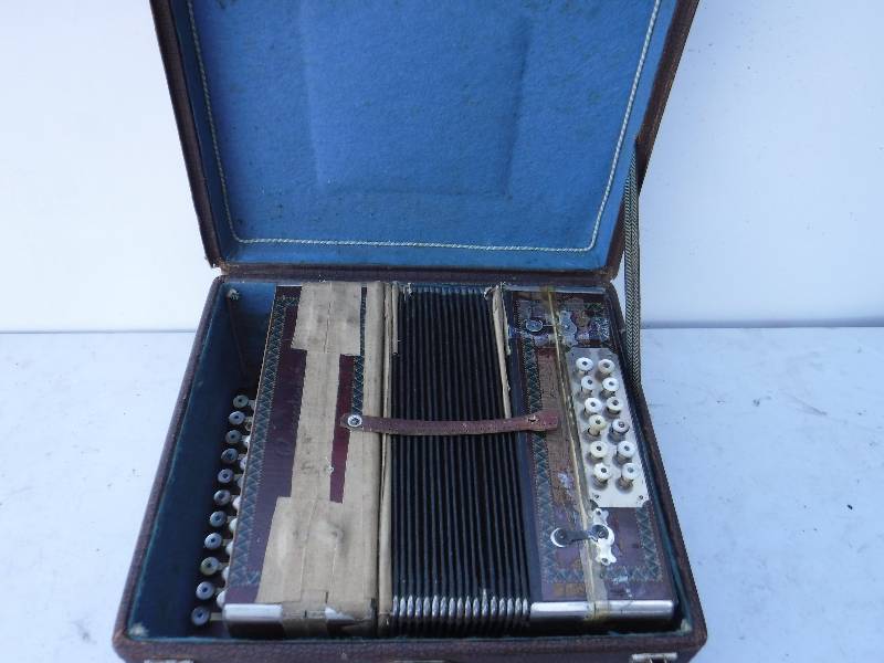 lot 6826 image: accordion music in box
