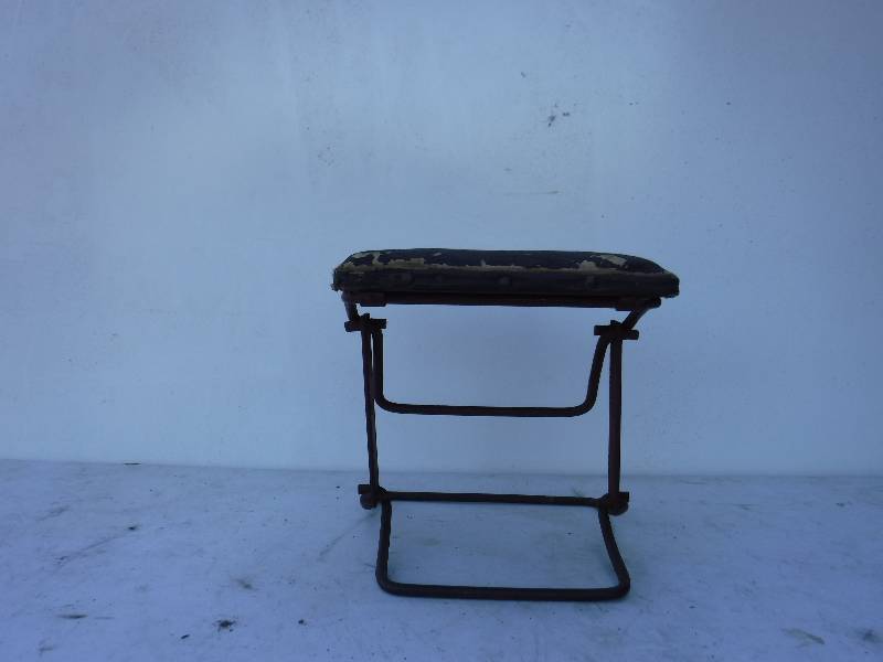 lot 6828 image: Vintage horse drawn buggie seat
