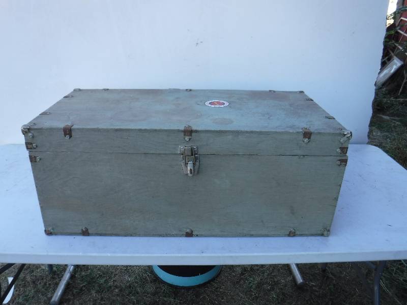 lot 6834 image: Wood foot locker chest box