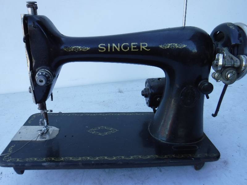 lot 6840 image: Antique Singer sewing machine