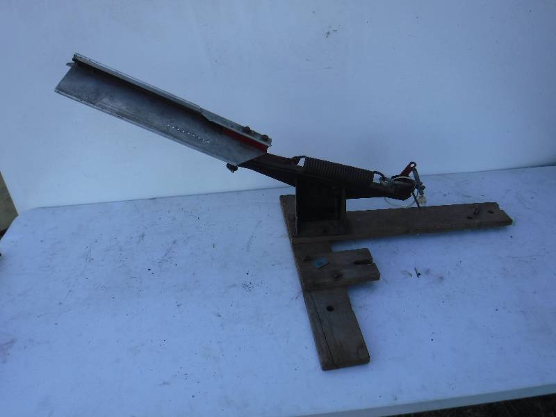 lot 6842 image: Trius products target thrower skeet thrower