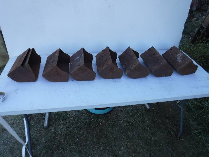 lot 6844 image: Lot of feed boxes- small feeders